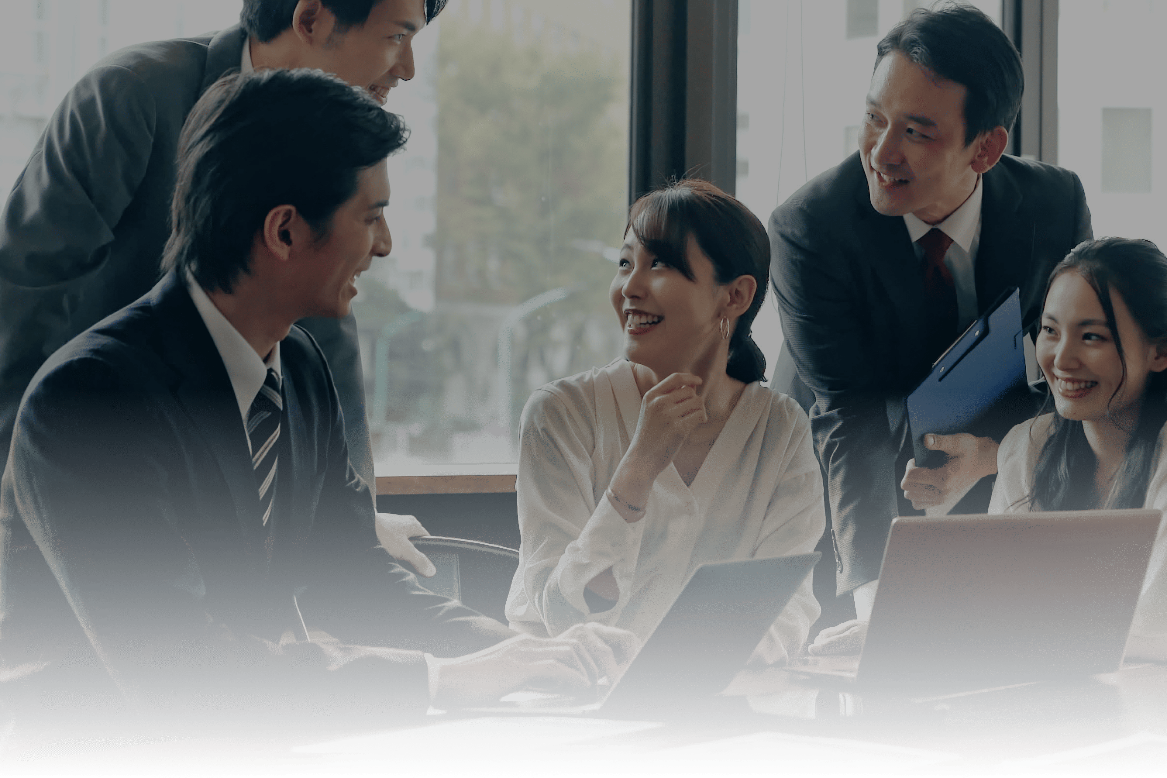 挑戦する人と企業の、一番近くに。